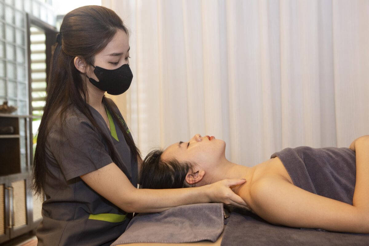Dịch vụ massage dưỡng sinh – Giải pháp chăm sóc sức khỏe hiện đại 4 dich vu massage co vai gay tan nha 1